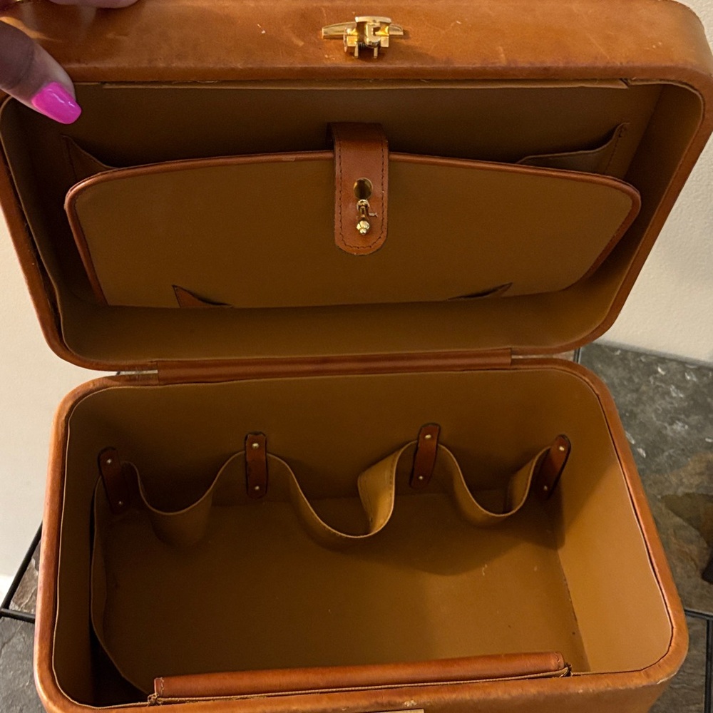Vintage Brown Leather Box with Handle - Picture 2 of 6